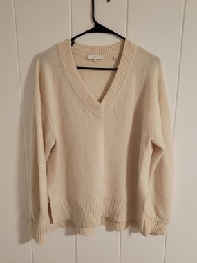 Vince Cream V-Neck 100% Cashmere Sweater
